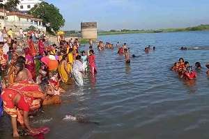 Crowd gathered at River Ganga 