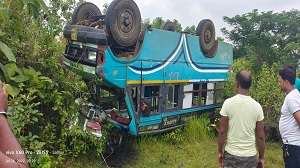 minibus-overturned-in-borio